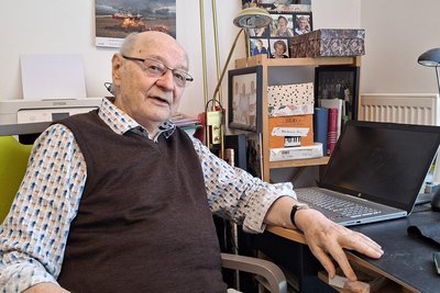 Johannes Jahn hat sich eine kleine Schreibtischecke mit Laptop und Drucker eingerichtet. Dort fertigt er auch Liederheftchen.