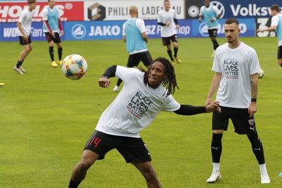 Die Mannschaft zeigte sich mit "Black Lives Matter"-Shirts.