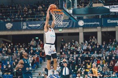 Nelson Weidemann dunkt ein. Er machte acht Punkte beim Sieg der Niners in Heidelberg.