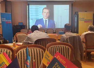 FDP-Kreisparteitag in Plauen: Der neue Kreisvorsitzende Jeremy Ziron grüßte per Video aus Klingenthal. 