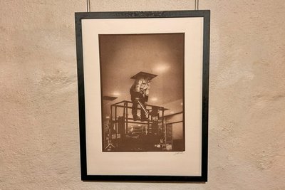 Dieses Bild von Susann Bargas Gomez trägt den Titel „Zerdacht“. Es ist abgeleitet von Zerdenken. Den auf einem Gerüst stehenden Arbeiter, der durch die Decke geht, entdeckte die Künstlerin auf einem ihrer Streifzüge.