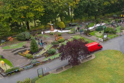 Zur neuen Adventuregolf-Anlage im Wohnpark „Louise Otto Peters“ in Frohnau gehören zwölf Bahnen.