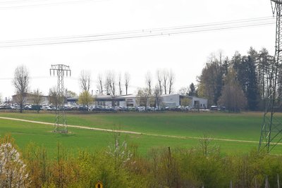 Auf einem Feld direkt am Autohaus auf dem Mittelbacher Berg bei Oberlungwitz ist ein Batteriespeicherpark geplant.