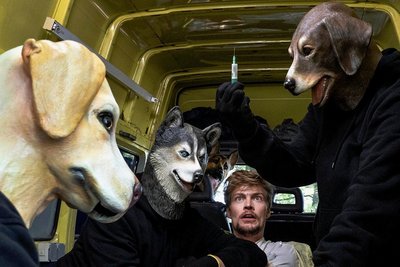Mit Hundemasken getarnte Entführer schnappen sich Lebemann Frederick Seibold (Helgi Schmid, Mitte). 