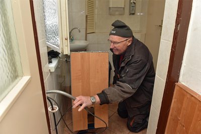 Rainer Schulze installiert die Nebelmaschine samt Schlauchkonstruktion für den Dampf.