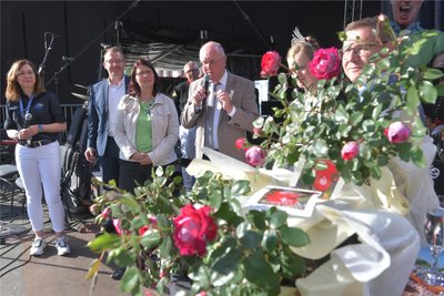Armin Eßner (am Mikrofon) bei der Taufe seiner Züchtung auf den Namen „Silberstadtrose“.