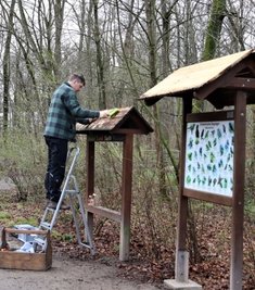 Beim Frühjahrsputz im Tiergehege wurden auch die Infotafeln in Ordnung gebracht.