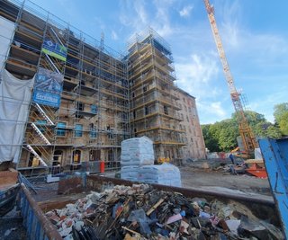 Im anderen Teil des Gebäudes befindet sich der Bau noch in vollem Gange. Dort sollen ausschließlich Wohnungen entstehen, auch im Erdgeschoss ist keine gewerbliche Nutzung geplant.