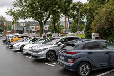 Großer Andrang herrschte am Dienstag an den Schnellladesäulen am Plauener Elster-Park.