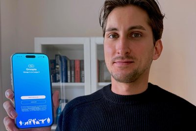 Boran Bogdanow mit der App „Groopia“, die er selbst programmiert hat.