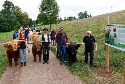 Roland Tischbier (r.) von der Stiftung Pro Artenvielfalt – hier beim Start des Wilde-Weide-Projektes – lehnt Windkraftanlagen im Hirschgrund ab.