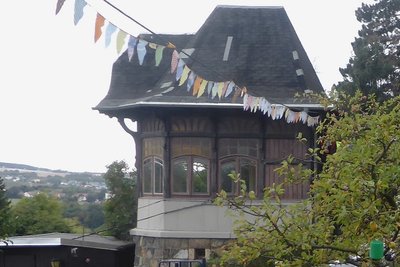 Seit 120 Jahren ist der Pavillon ein Blickfang auf dem Reichenbacher Burgberg. 