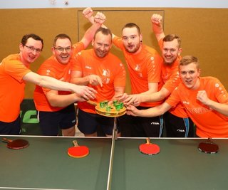 Das "isotonische Sportgetränk" hatten sich Alexander Herrmann, Benjamin Fritzsch, Christian Eberlein, Kevin Schreiter, Arwed und Sixtus Rohde (v. l.) nach dem 13:2 gegen Thalheim II verdient. Die Tischtennisspieler des TSV Schlettau II steigen ungeschlagen in die Erzgebirgsliga auf. 