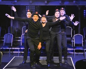Mitglieder des Schauspielensembles, hier bei "Welcome to Paradise Lost", treten am Freitagabend im Freiberger Theater auf.