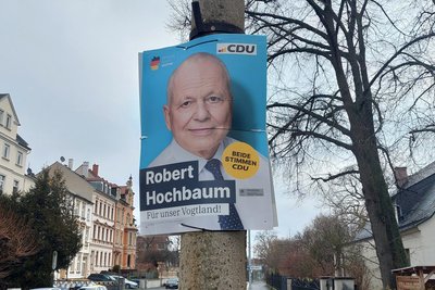 Die ersten Wahlplakate in Plauen hängen - so auch von CDU-Kandidat Robert Hochbaum.