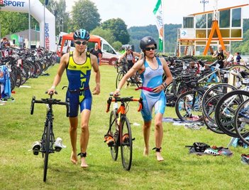 Da das Schwimmen in diesem Jahr entfällt, ist das Radfahren (Foto aus der Wechselzone) am Wochenende an der Koberbachtalsperre in zwei Laufdistanzen eingebettet. 