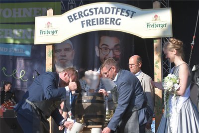 Es ist angezapft: Der Fassbieranstich gehört traditionell zur Eröffnungszeremonie des Bergstadtfestes in Freiberg.