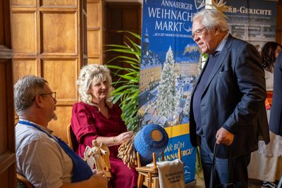 Beeindruckte zeigte sich der Gast (r.) zudem von der Schnitz- und Klöppelkunst, die von Volker Krämer und Manuela Fischer demonstriert wurde.