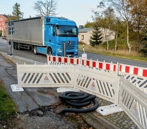 Noch steht er nicht, der neue Blitzer in Reitzenhain. Sobald die Erneuerung des Fußwegs abgeschlossen ist, geht auch das Geschwindigkeitsmessgerät in Betrieb.