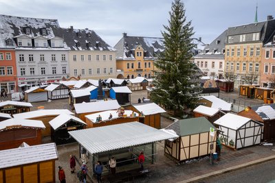Pünktlich zur Auszeichnung präsentierte sich der im Aufbau befindliche Markt sogar mit winterlicher „Deko“.