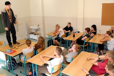 
              <p class="artikelinhalt">Theater im Klassenzimmer: David Zimmering war mit dem Stück "Meine erste Stunde" am Martin-Luther-Gymnasium Frankenberg zu Gast.</p>
            