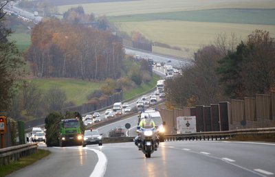 Über die A 72 kam der Weihnachtsbaum aus Jägersgrün nach Chemnitz.