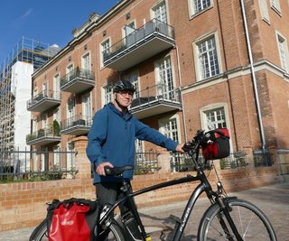 In einer der Wohnungen, die in diesem Bereich der Alten Baumwolle entstanden sind, wohnt Detlef Hösel. Fast jeden Tag fährt er mit seinem E-Bike am Außenbereich vorbei, der bereits erstaunlich grün ist.