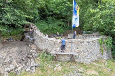 Mittlerweile ist die Ruine nahe dem Knotenpunkt Karlsbader Straße/B 101 wieder von Weitem zu sehen.