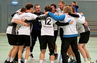 Die Männer des VSV Eintracht Reichenbach feiern ausgelassen nach ihren beiden Siegen in der Sporthalle an der Cunsdorfer Straße.