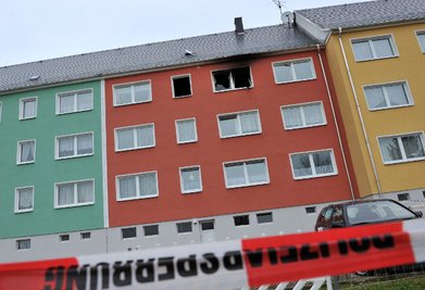 Nach einem Wohnungsbrand am Sonntag in Pausa ist ein 29-jähriger Mann mit schweren Brandverletzungen in eine Spezialklinik geflogen worden.
