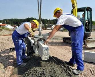 Zurzeit werden im Kreuzungsbereich der Teilortsumgehung Rodewisch die Randborden gesetzt. Die Bauarbeiten sollen im September beendet werden.