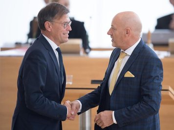             Svend-Gunnar Kirmes (CDU, r), Alterspräsident, gratuliert Matthias Rößler (CDU), Landtagspräsident, zur Wiederwahl.