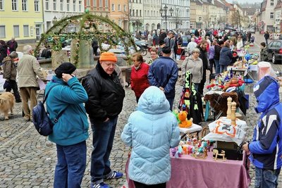 Nach Schnäppchen gucken und nach Herzenslust feilschen können Besucher des Trödelmarktes am Sonnabend. 