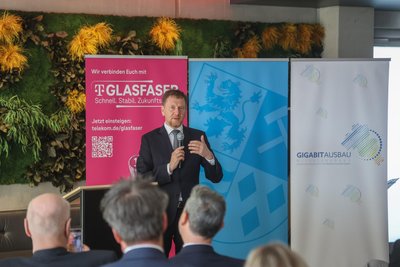 Ministerpräsident Michael Kretschmer spricht vor den Gästen im Hotel des Sonnenlandparks in Lichtenau.