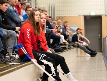 "Ich wollte mir schon das ganze Bein tapen lassen und mitspielen", sagt HVC-Spielerin Jasmina Gierga (vorn) augenzwinkernd. Ebenso wie Leona Moritz (daneben) fällt sie derzeit verletzt aus. 