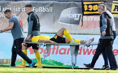 Abtransportiert: Besir Baftijar erlitt im Spiel gegen den FC An der Fahner Höhe eine Prellung. Der Auerbacher bekam im Gegenzug nicht einmal einen Freistoß zugesprochen. 