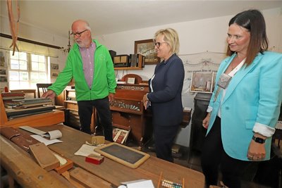 CDU-Landtagsabgeordnete Susan Leithoff (r.) und Barbara Klepsch bekommen von Volkmar Herklotz eine Führung durch das Museum.