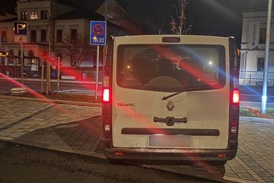 Ein Mietwagen, der über Uber vermittelt wird, belegt einen Taxi-Halteplatz am Chemnitzer Bahnhof.