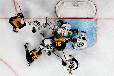 Der deutschen Eishockey-Nationalmannschaft gelang gegen Ungarn der erste WM-Erfolg in der Schweiz.