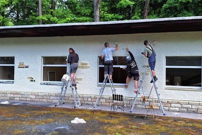 Fürs Waldschlösschenparkfest am 22. und 23. Juli wird das Gelände nahe der Parkbühne wieder aufgemöbelt. Dabei packten auch die Pfad-Finder Buchholz mit an.