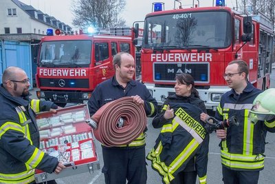 Spendenaktion für die Feuerwehren in der Ukraine: Am Donnerstagabend wurden in Sehmatal zwei Löschfahrzeuge mit zahlreichen technischen Geräten und anderen Utensilien bestückt - unter anderem von Paul Schaarschmidt vom Kreisfeuerwehrverband Erzgebirge, Simon Glowa von der Freiwilligen Feuerwehr Lugau, Lesia Shcherbii von den Ukrainefreunden Erzgebirge und Organisator Heiko Pietzsch (von links) von der Feuerwehr Buchholz. 
