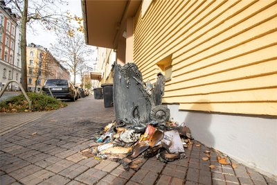 Die Reste der Papiertonne am Wohnhaus Martin-Luther-Straße 6: Nach dem Brand bleibt ein Kunststoffklumpen.