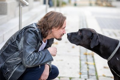 Der Darsteller liebt Tiere, hat selbst einen Hund. Hier eine Zufallsbegegnung mit Aaron.