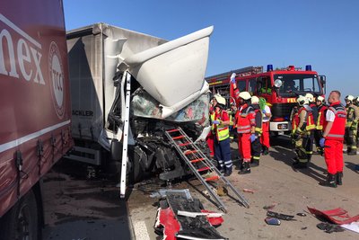Ein Lkw-Fahrer wurde am Mittwoch bei einem Unfall auf der A 4 bei Dresden schwer verletzt.