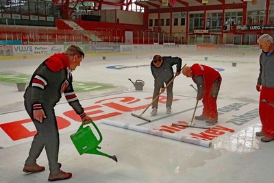 Daniel Katzke und Stefan Steinbock von den Eispiraten sowie die beiden Eismeister Jens Scholz und Stefan Wolf (von links) haben am Mittwoch die Werbung auf die Eisfläche aufgebracht - erstmals wurden hierfür Folien eingesetzt.