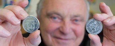 Zwei neue Medaillen, die Vorsitzender Lothar Pfüller zeigt, hat der Numismatische Verein Stollberg dieses Jahr geprägt: Die Absolventenmedaille für die Landesfachklasse für Straßenwärter 2021 (links) und die Jubiläumsmedaille des Numismatischen Vereins anlässlich 55 Jahre Vereinsarbeit. 