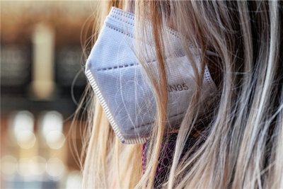 Für einen Schutz vor dem Coronavirus muss die FFP2-Maske gut anliegen. 