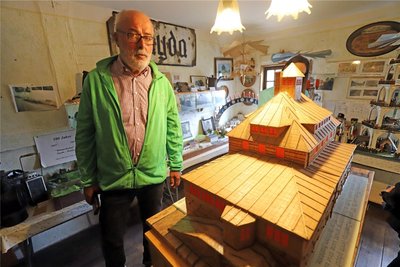 Volkmar Herklotz mit einem Streichholzmodell der Schwartenberg-Baude.