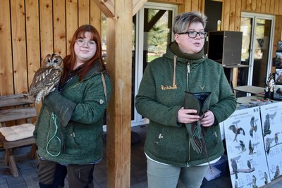 Falknerin Jacqueline Neubert und ihrer Tochter Luisa veranstalten im Februar drei Eulenwanderungen.