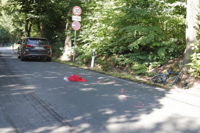 Beim Einbiegen von der Pelzmühlenstraße auf die bevorrechtigte Unritzstraße ist am Montagmorgen ein Geländewagen mit einem Radfahrer zusammengestoßen.